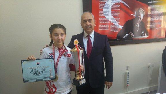 İlçe Milli Eğitim Müdürümüz Satranç Türkiye Birincisi öğrencimizi ödüllendirdi