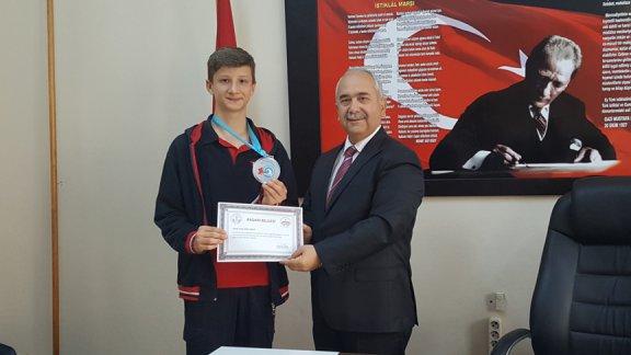 İlçe Milli Eğitim Müdürümüz Taekwondo Dünya İkincisi Öğrencimizi Ödüllendirdi