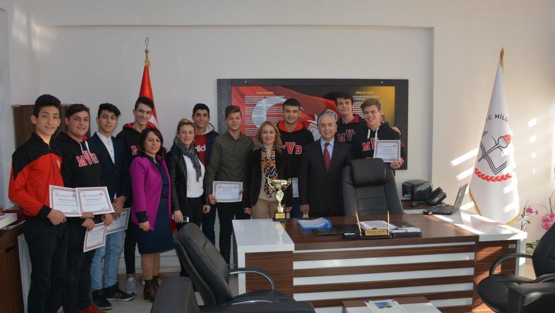 Okul Sporları Hentbol İl Birincisi Mehmet Vehbi Bolak MTAL Öğrencilerinden İlçe Millî Eğitim Müdürüne Ziyaret 