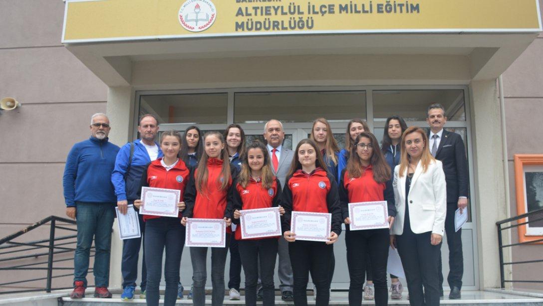 Balıkesir Cumhuriyet Anadolu Lisesi Öğrencileri İlçe Millî Eğitim Müdürümüzü Ziyaret Etti.