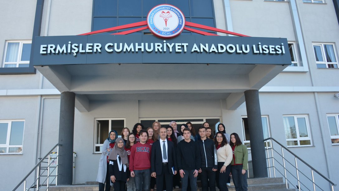 İlçe Milli Eğitim Müdürümüz, Ermişler Cumhuriyet Anadolu Lisesi Öğrencileri ile Bir Araya Geldi.