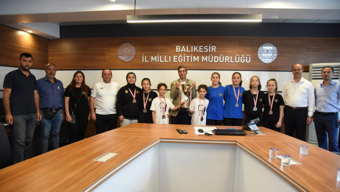 Kadınlar Türkiye Güreş Şampiyonasında Dereceye Giren Öğrencilerimiz, İl Milli Eğitim Müdürümüzü Ziyaret Etti