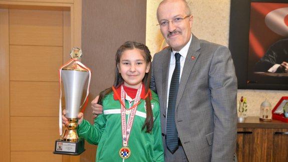 Satranç Türkiye Birincisi Öğrencimizi Altıeylül Belediye Başkanı ödüllendirdi