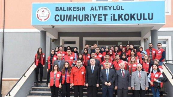 Türk Kızılayı Tarafından Hediye Dağıtımı Yapıldı