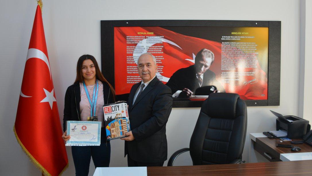 Judo Türkiye Birincisi Şeydanur AYDIN, İlçe Millî Eğitim Müdürümüzü Ziyaret Etti.