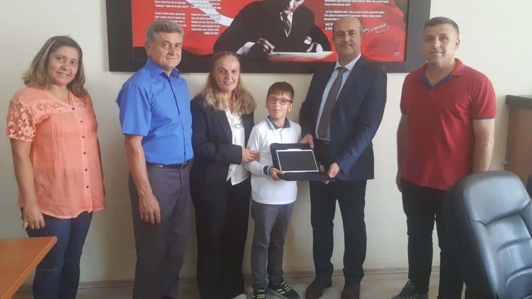 Gazi Osman Paşa İlkokulu 4. Sınıf öğrencimize İlçe Milli Eğitim Müdürümüz tarafından tablet hediye edildi. 