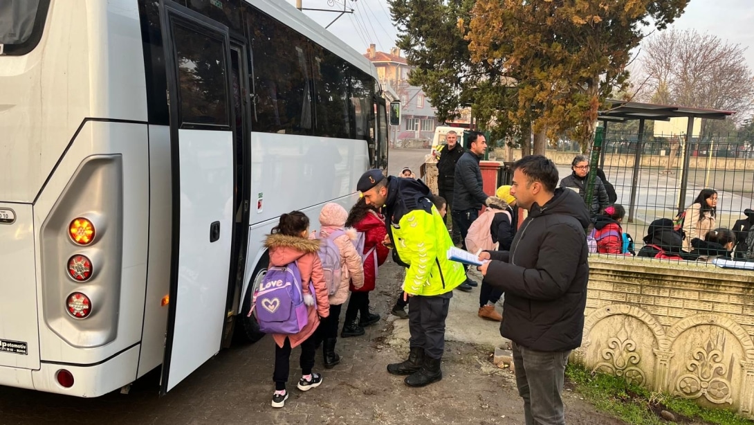 Altıeylül'de Taşımalı Eğitim Servis Araçları Denetlendi